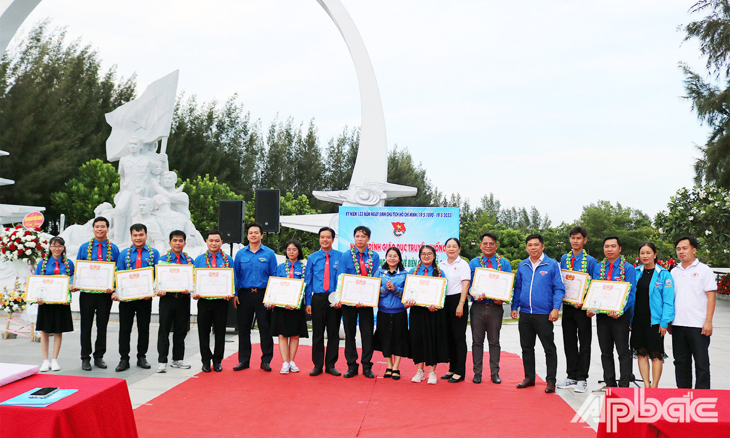 Tỉnh Đoàn Tiền Giang tuyên dương, khen thưởng 12 gương giáo viên trẻ tiêu biểu tỉnh Tiền Giang năm học 2022 - 2023.