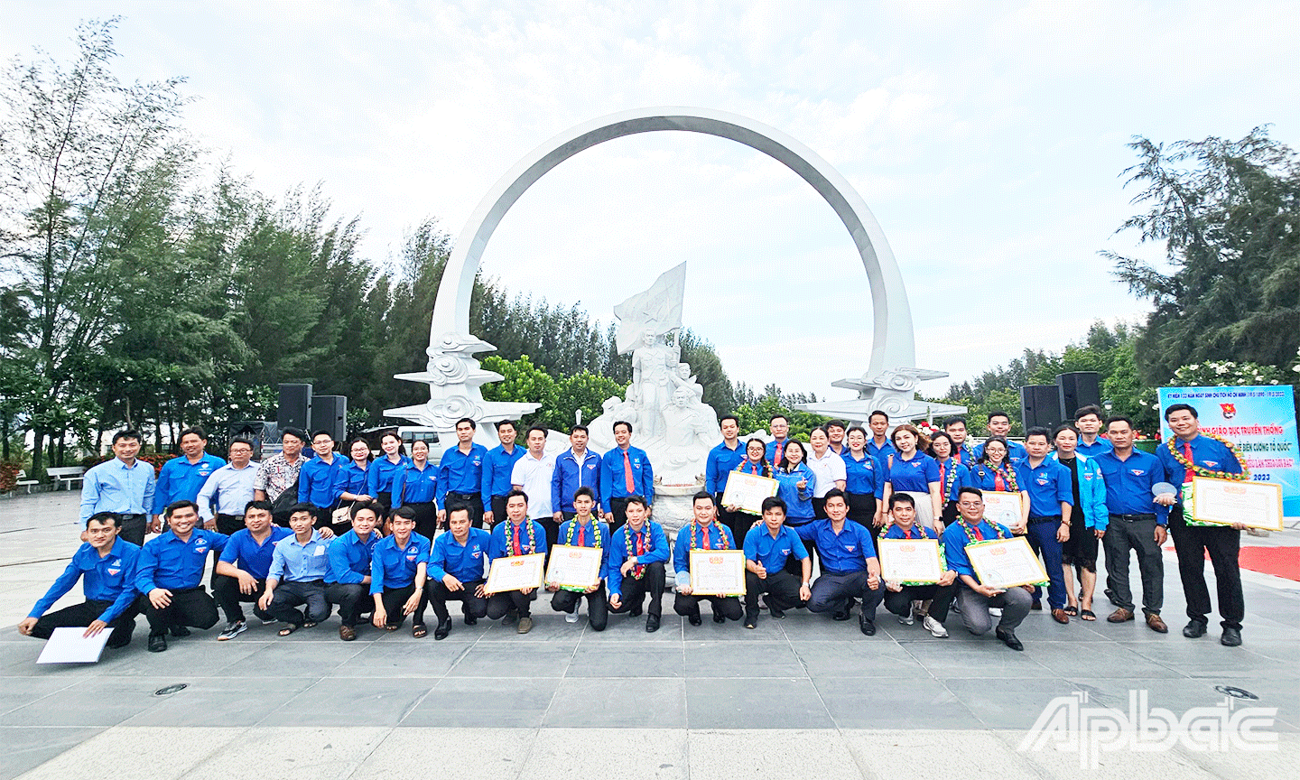 Đại biểu cùng đoàn viên, giáo viên trẻ chụp ảnh lưu niệm tại khu tưởng niệm chiến sĩ Gạc Ma, huyện Cam Lâm, tỉnh Khánh Hoà.