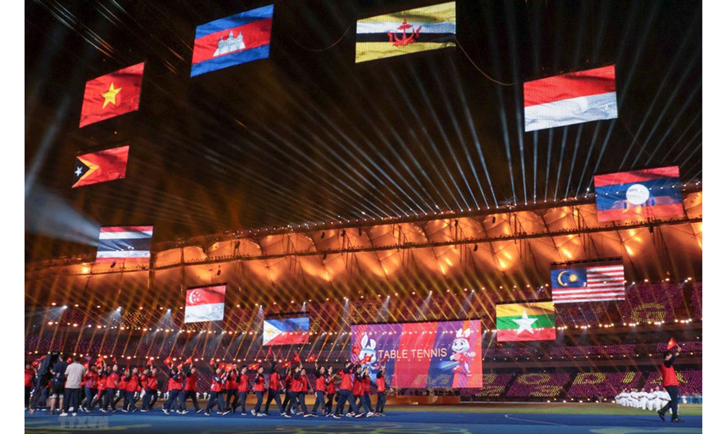 Đoàn thể thao Việt Nam diễu hành trên sân vận động Morodok Techo trong Lễ bế mạc SEA Games 32. (Ảnh: TTXVN)