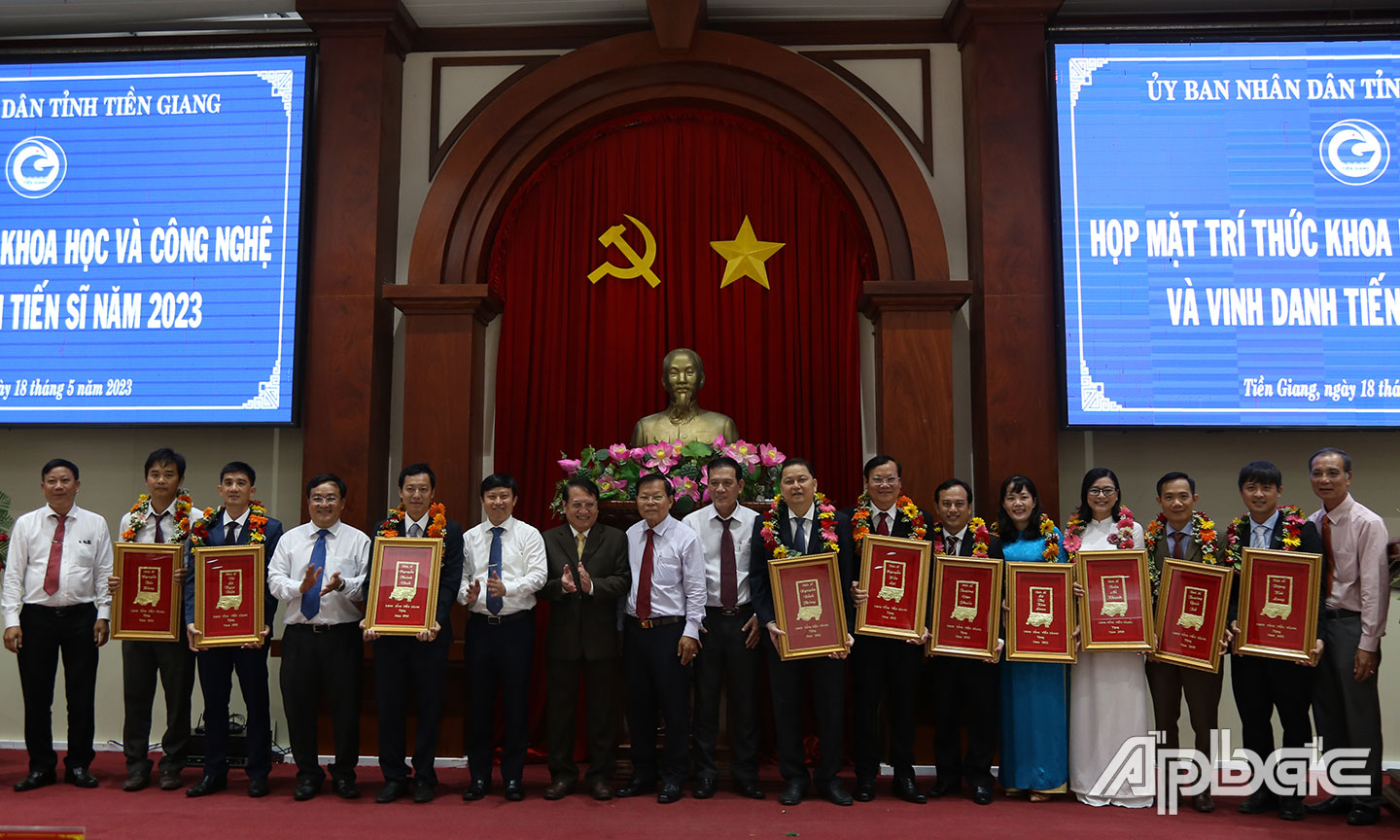 Các đại biểu chụp ảnh lưu niệm cùng các Tiến sĩ.