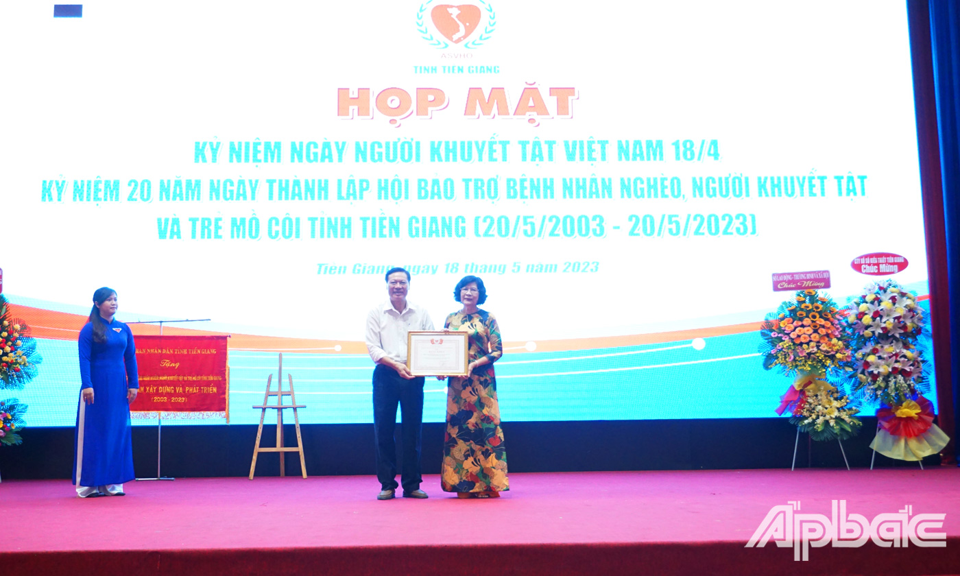 Hội Bảo trợ tỉnh nhận Bằng khen của Trung ương Hội
