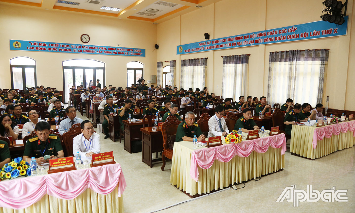 Các đại biểu về tham dự hội nghị.