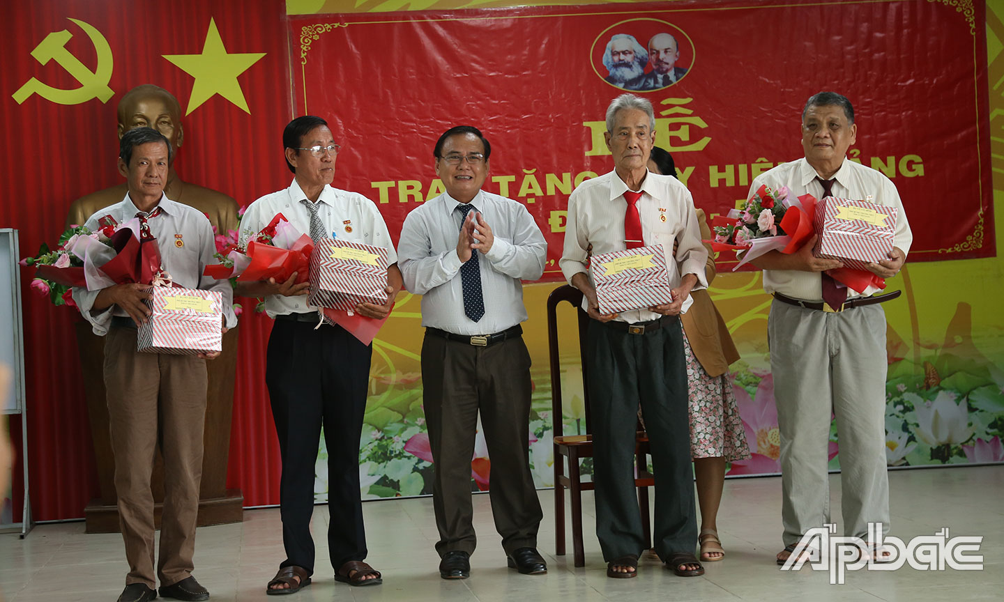 Đồng chí Võ Văn Bình trao hoa và quà cho các đồng chí.