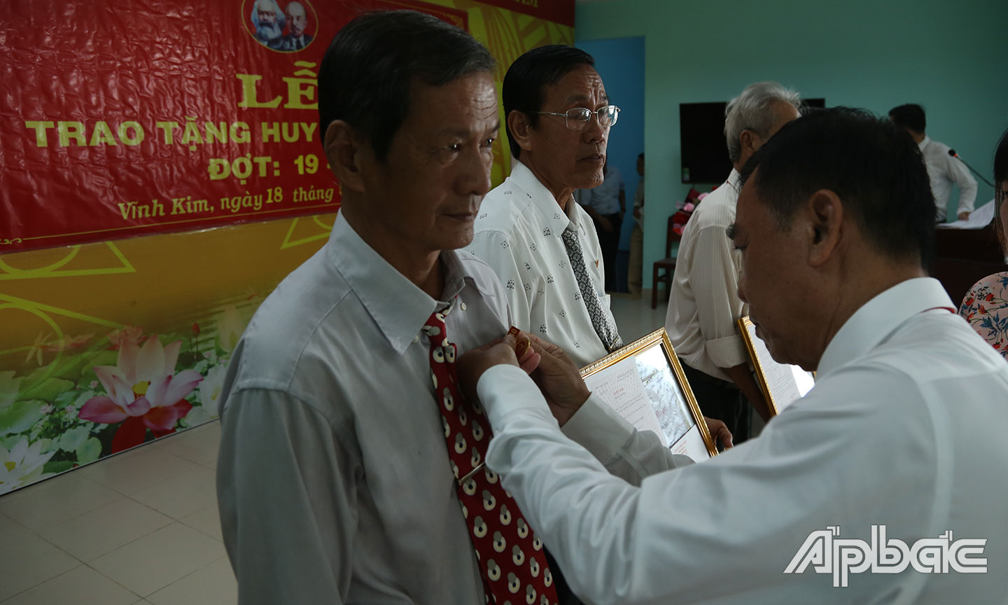 Trần Hữu Phong trao huy hiệu đảng cho các đồng chí.