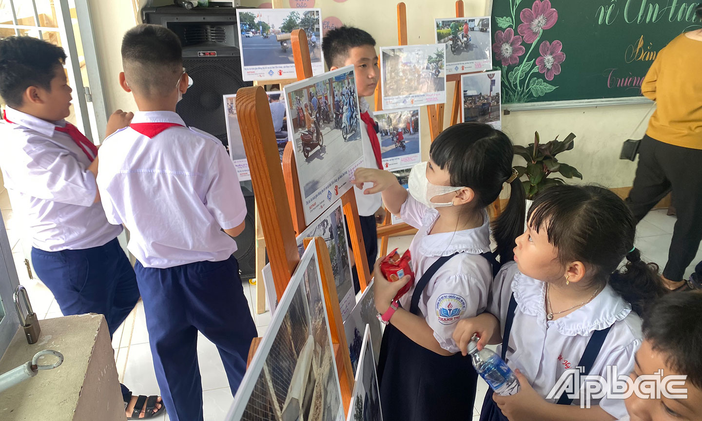 Các bạn học sinh tại buổi triển lãm ảnh.
