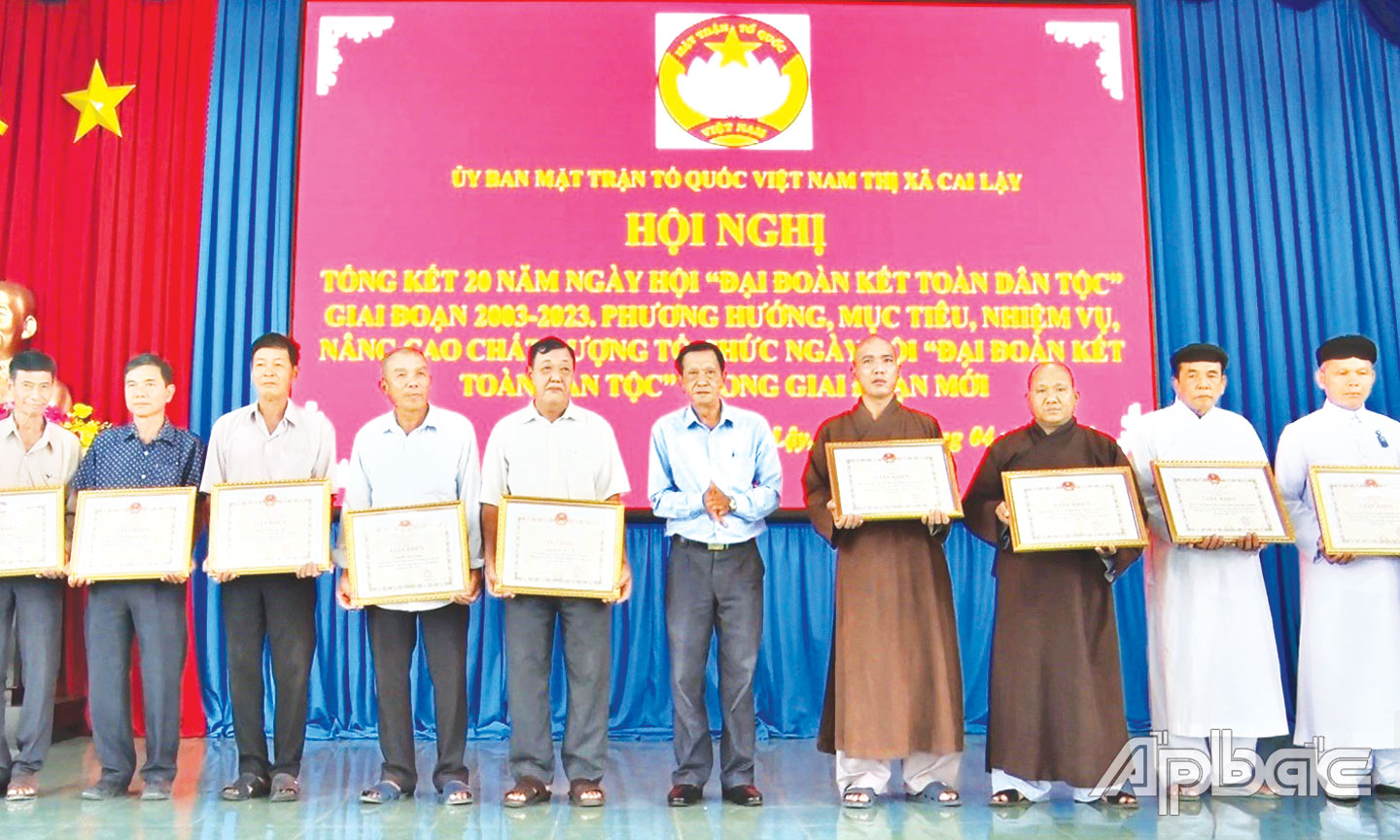 Trưởng Ban Dân vận Thị ủy, Chủ tịch Ủy ban MTTQ TX. Cai Lậy Đặng Văn Khảo trao Giấy khen cho các cá nhân đạt thành tích hoàn thành tốt Ngày hội giai đoạn 2003 - 2023. 