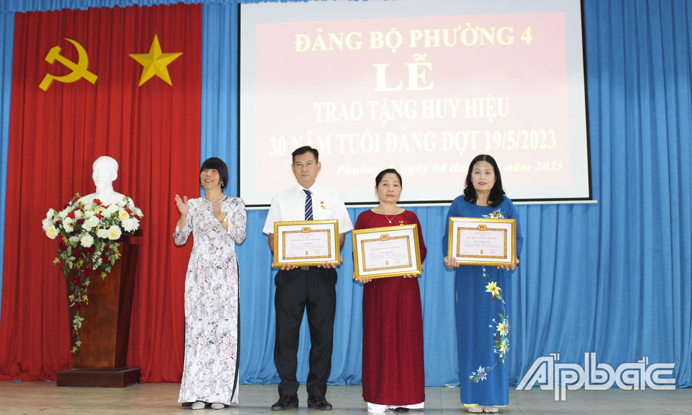 Phó Chủ tịch UBND TP. Mỹ Tho Lê Thị Bé Phượng trao 8 Huy hiệu Đảng đợt 19-5