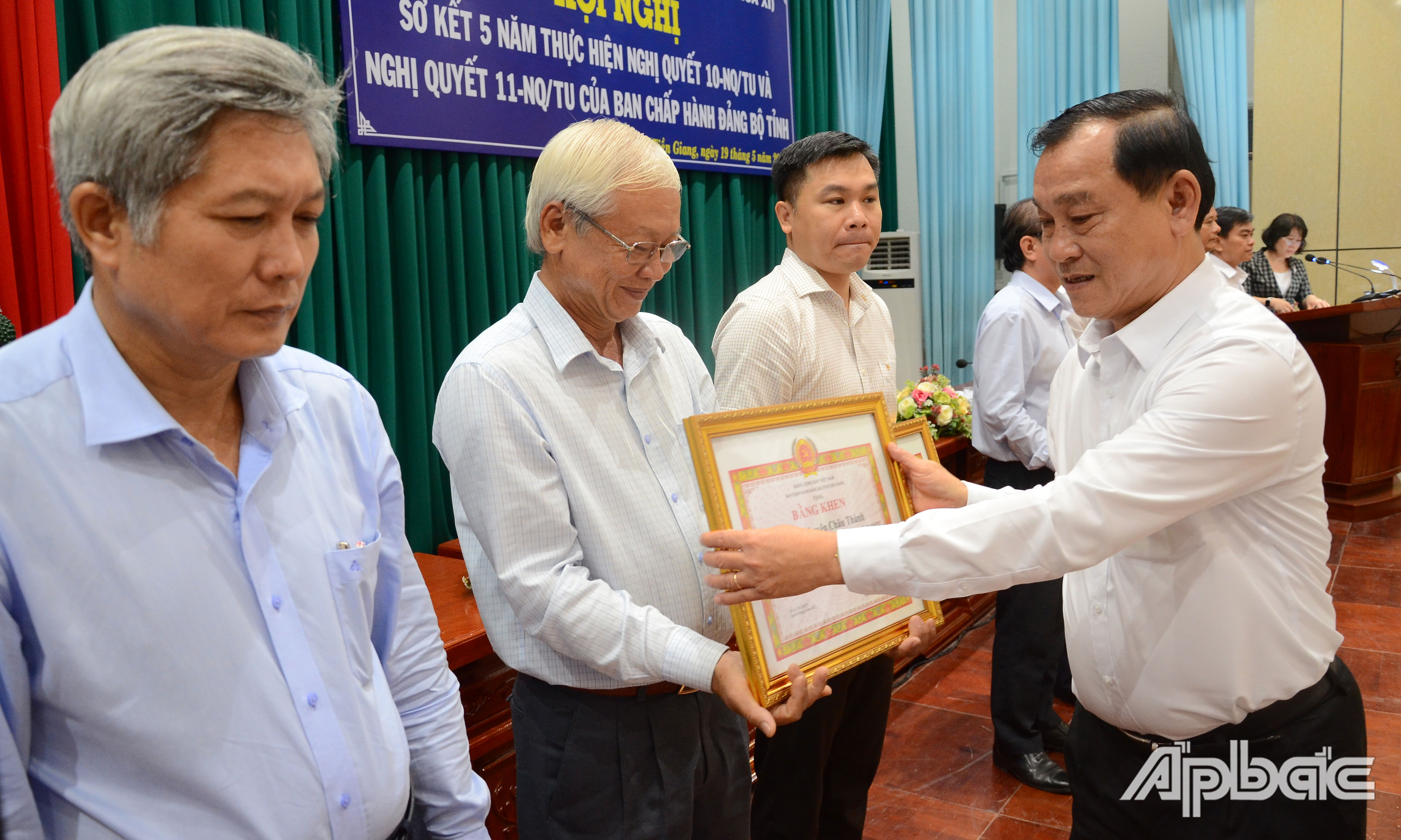 Tặng Bằng khen cho các tập thể có thành tích trong thực hiện Nghị quyết 10.