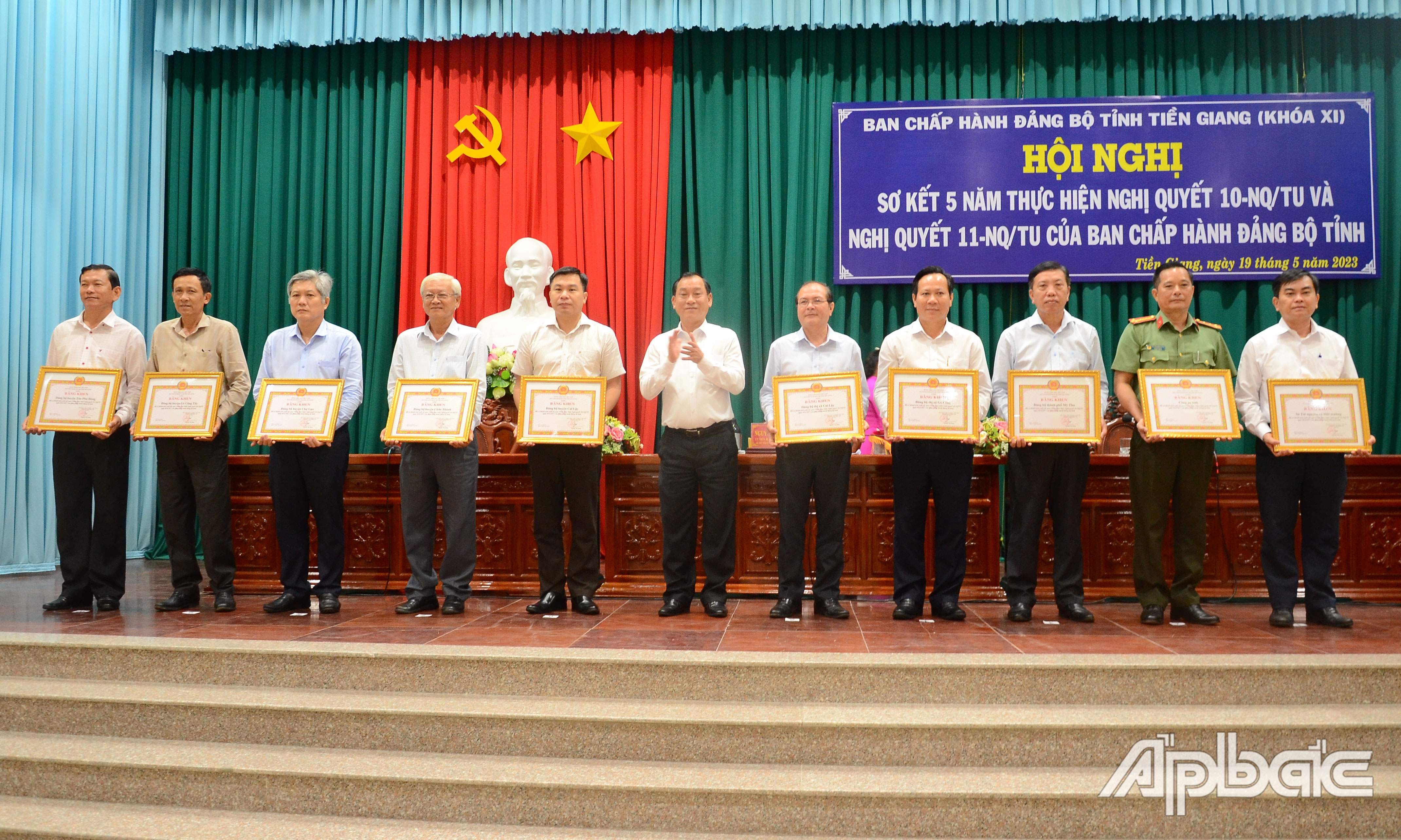 Tặng Bằng khen cho các tập thể có thành tích trong thực hiện Nghị quyết 10.