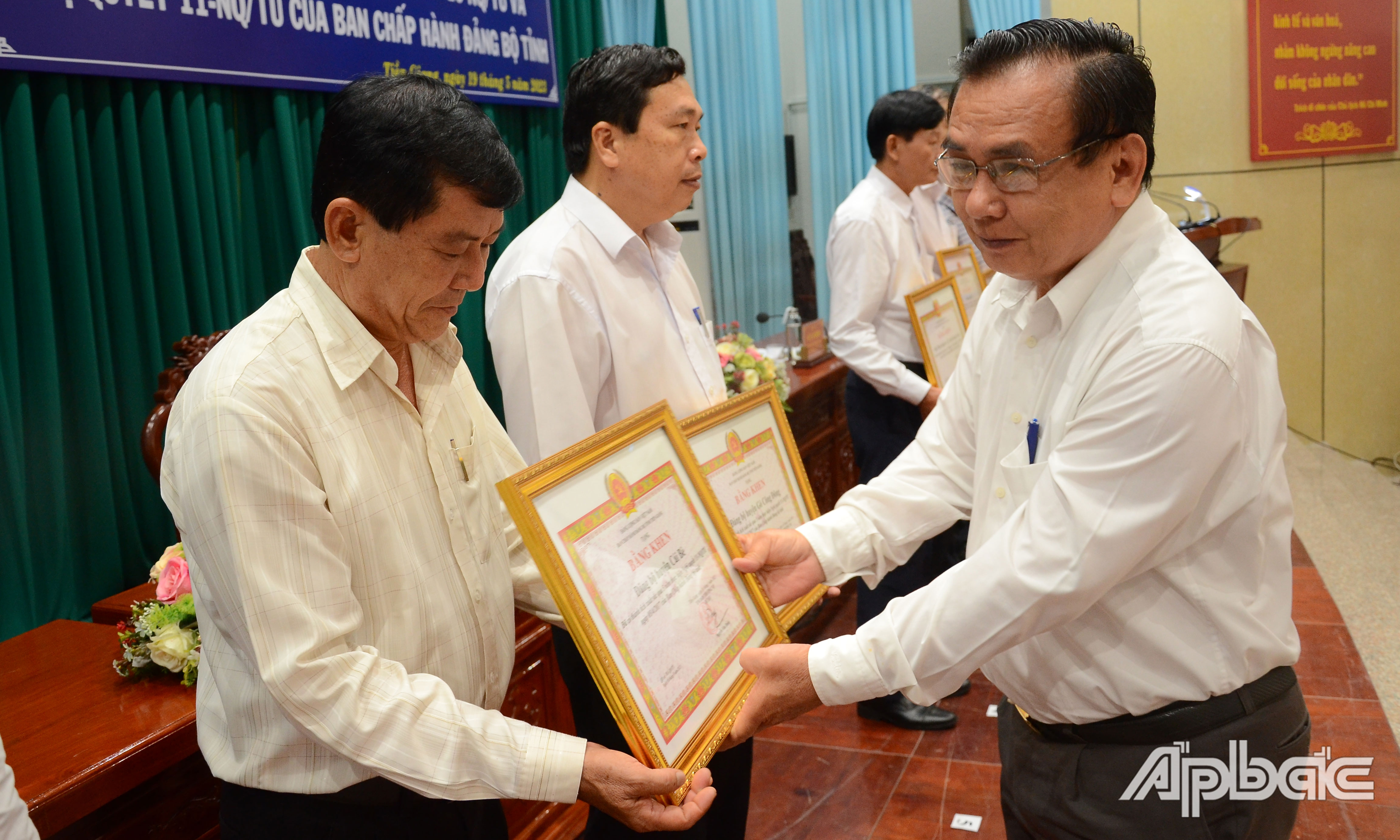 Tặng Bằng khen cho các tập thể có thành tích trong thực hiện Nghị quyết 11.