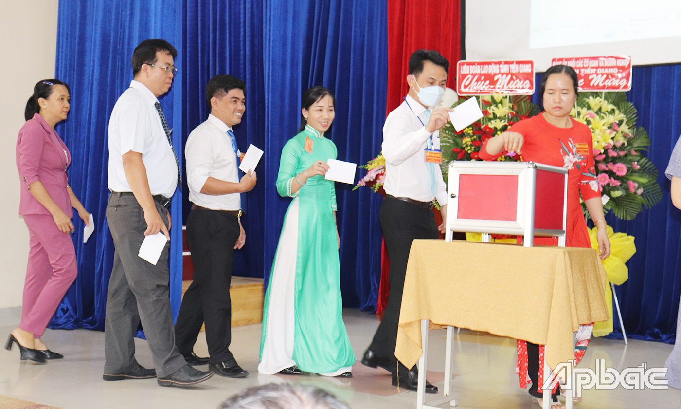 Đại biểu bỏ phiếu bầu Ban Chấp hành Công đoàn cơ sở Trường Đại học Tiền Giang nhiệm kỳ 2023 - 2028.