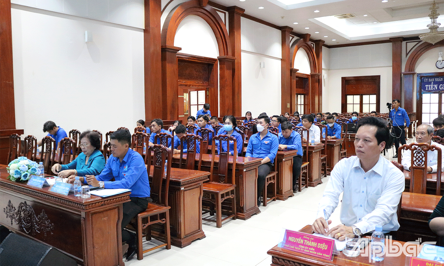 Đại biểu tham dự chương trình “Khát vọng cống hiến - Lẽ sống thanh niên”; 