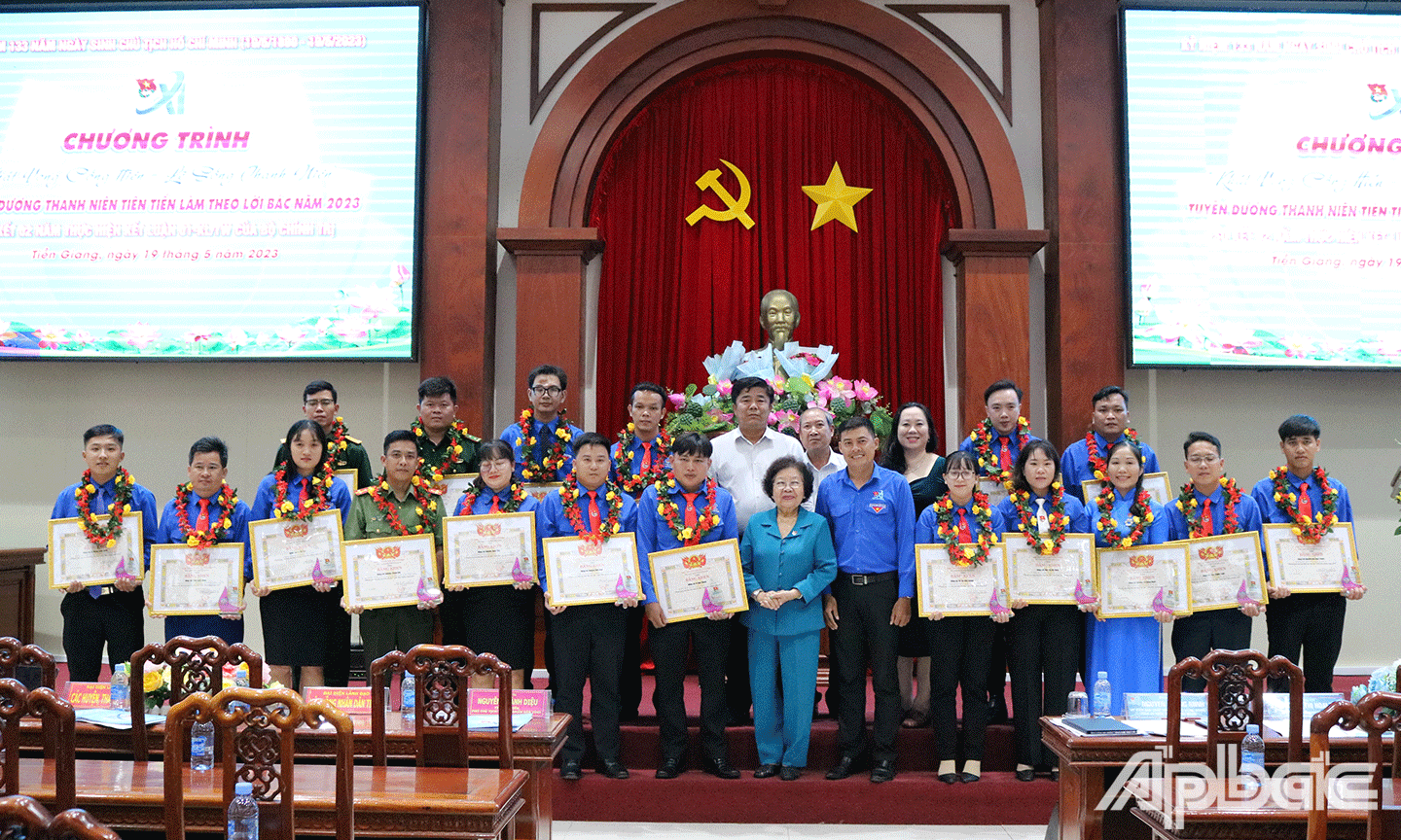Ban Thường vụ Tỉnh đoàn Tiền Giang đã tuyên dương 19 gương thanh niên tiến tiến làm theo lời Bác năm 2023
