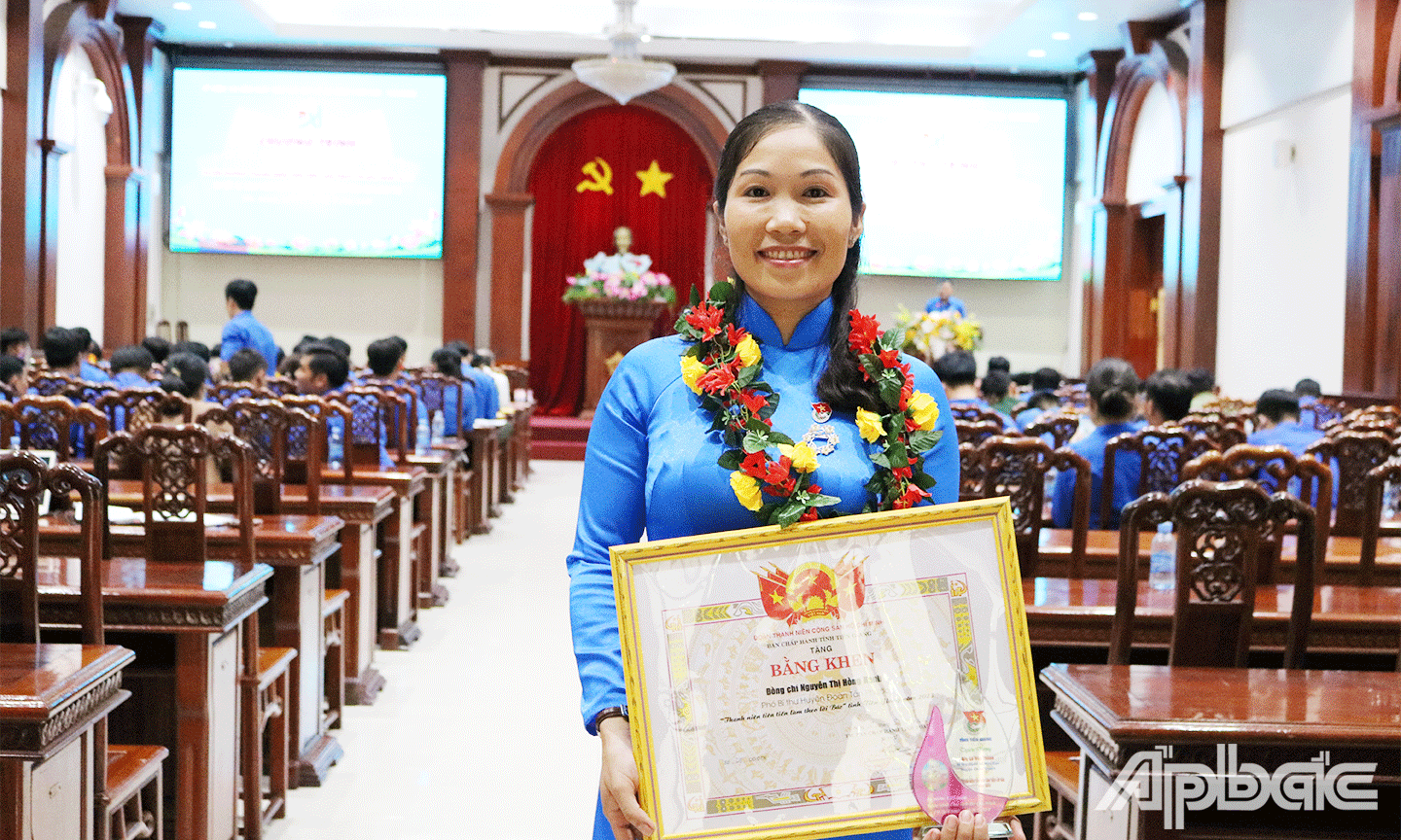 Đồng chí Nguyễn Thị Hồng Hạnh - Phó Bí thư Huyện Đoàn Tân Phước được tuyên dương 