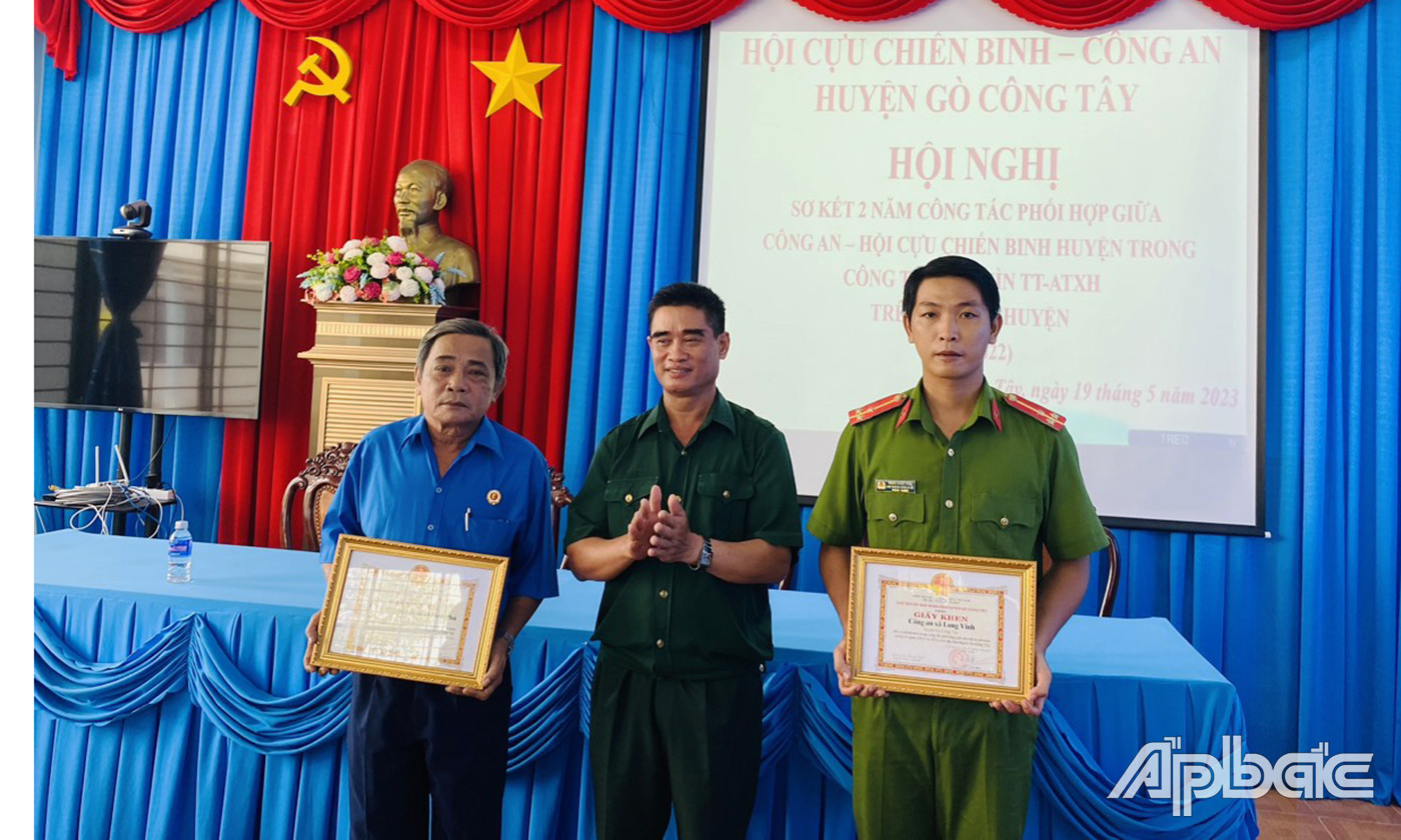 Khen thưởng các tập thể, cá nhân tại hội nghị