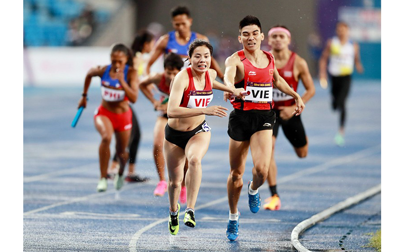 Các VĐV điền kinh Việt Nam nỗ lực thi đấu, đoạt nhiều HCV tại SEA Games 32. (Ảnh DŨNG PHƯƠNG)
