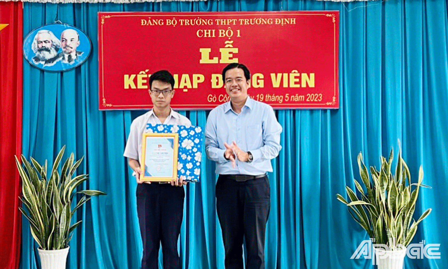 Đồng chí Phạm Thanh Giang - Phó Bí thư Tỉnh Đoàn biểu dương em Triệu Thanh Phong  