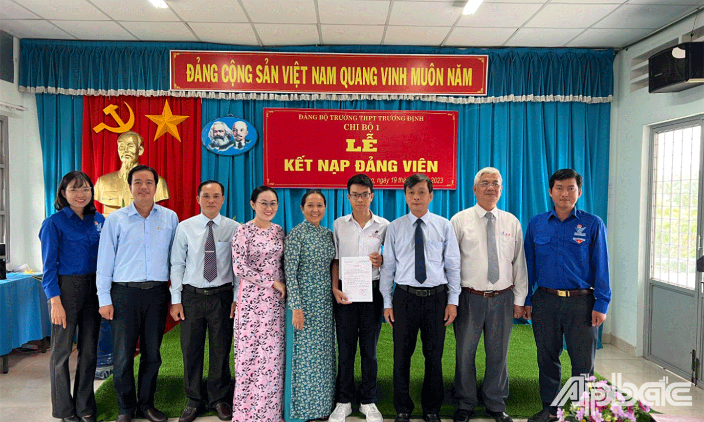Đại biểu cùng chụp ảnh lưu niệm tại lễ kết nạp Đảng viên cho em Triệu Thanh Phong 