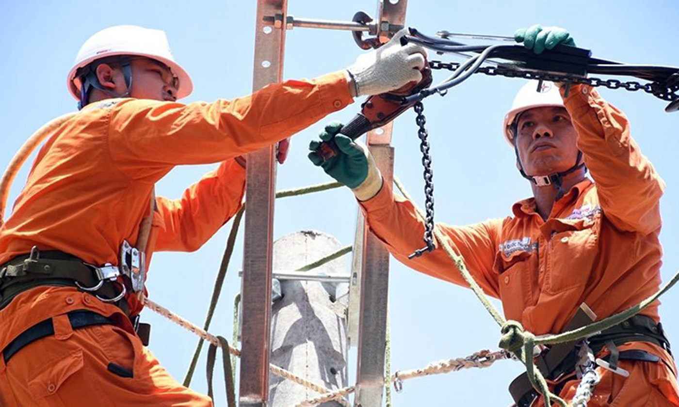Công nhân Tổng công ty Điện lực Hà Nội (EVNHANOI) sửa chữa, tăng năng lực hệ thống để cấp điện an toàn, ổn định.
