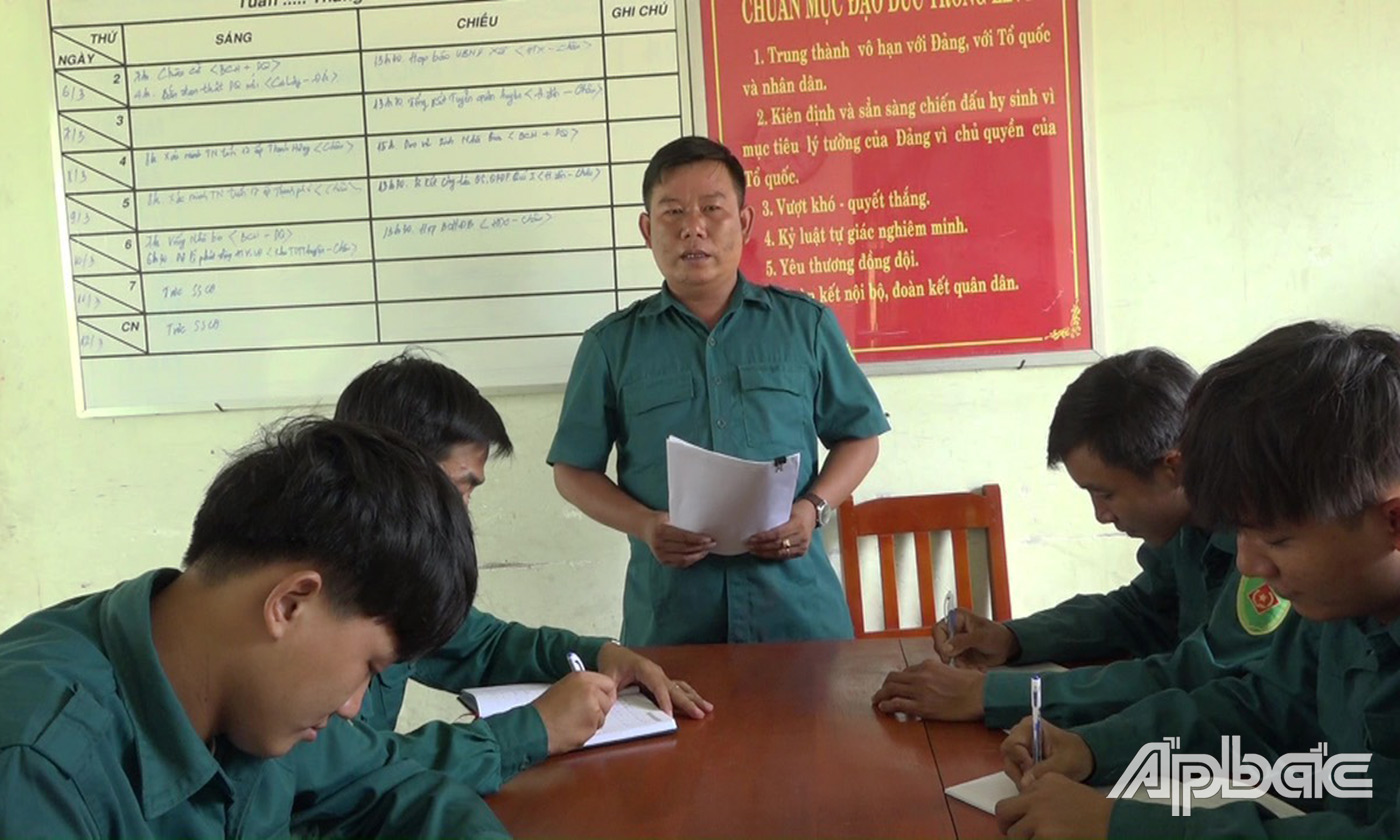 Anh Châu điều hành một cuộc họp tại Ban CHQS xã Thạnh Trị
