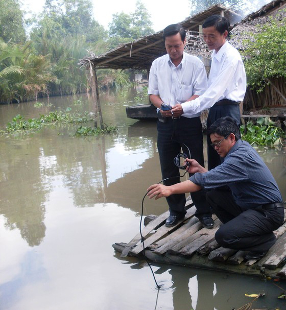 Cán bộ chức năng tỉnh Hậu Giang kiểm tra độ mặn trên sông.