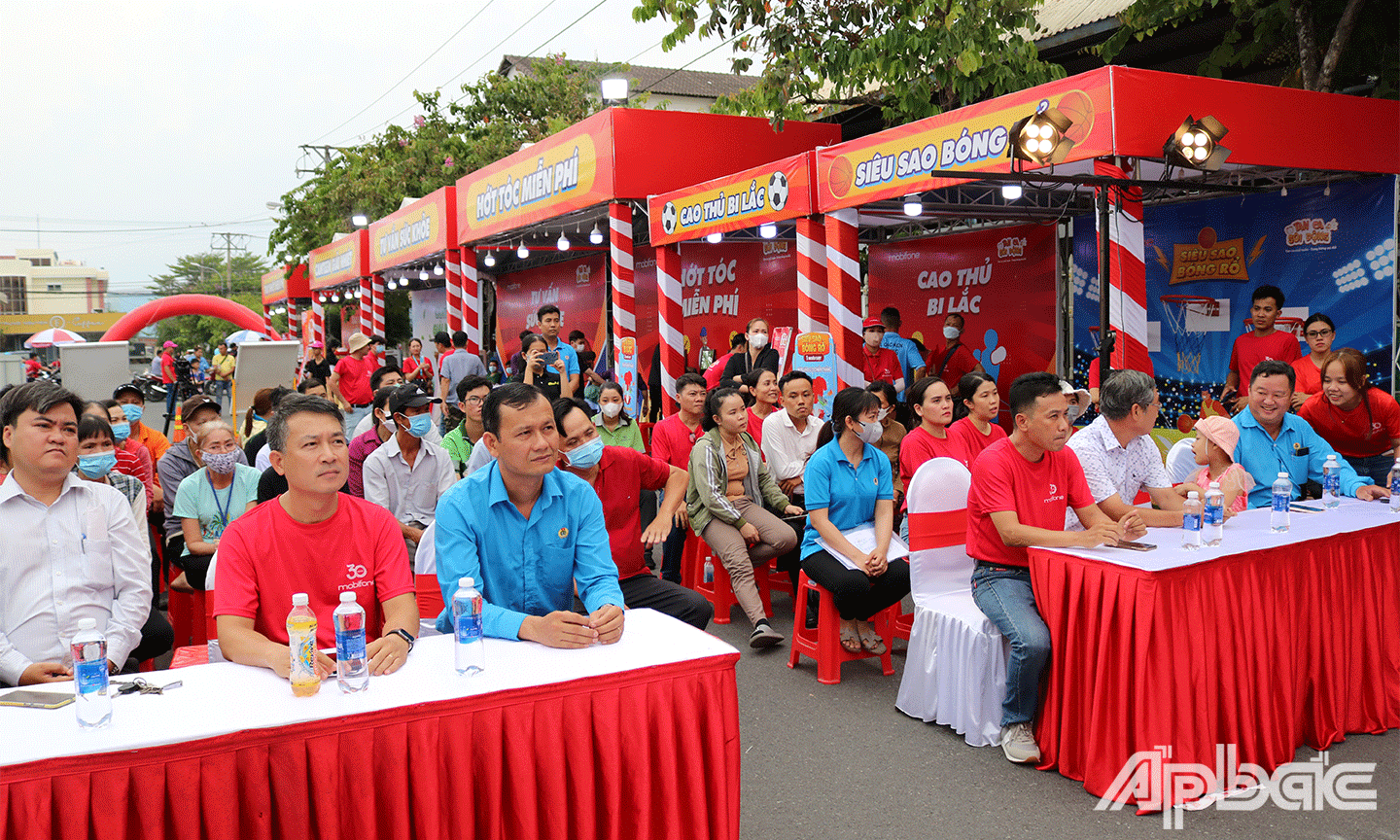 Đại biểu và công nhân lao động tham dự Ngày hội