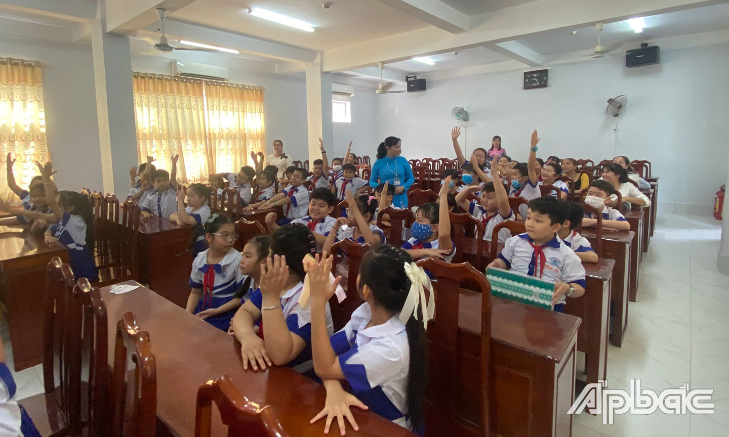 Sôi nổi các hoạt động liên quan kiến thức ATGT.