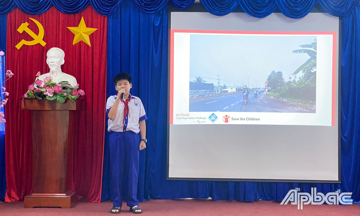 Một hoạt động vi phạm ATGT trên đường đi học các em học sinh chụp.