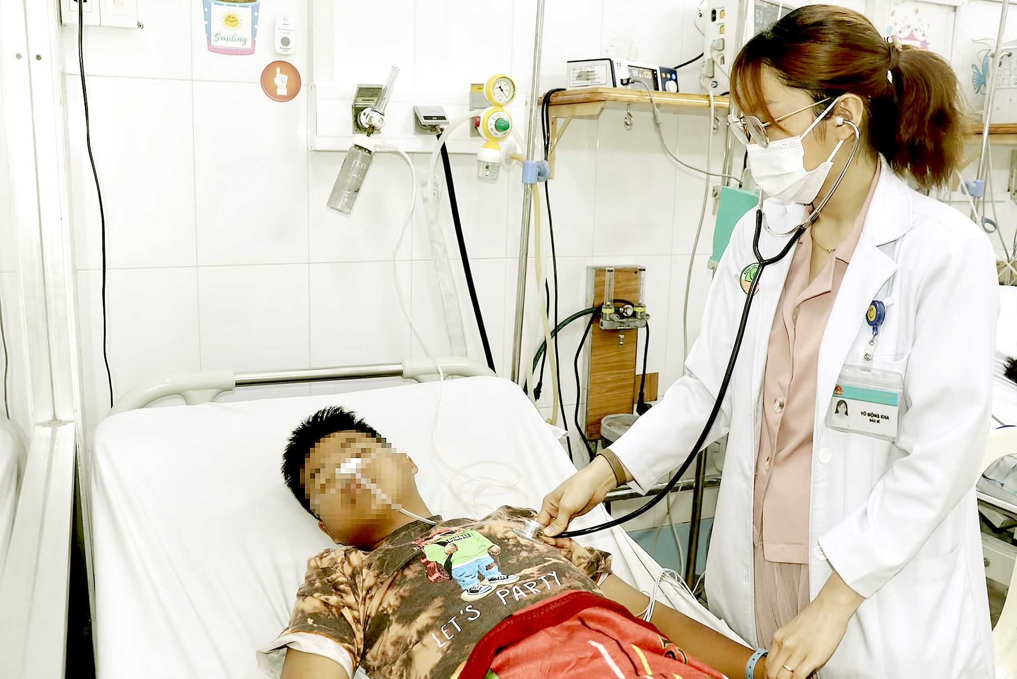 Bác sĩ Bệnh viện Nhi đồng 2 TPHCM thăm khám bệnh nhi ngộ độc botulinum.