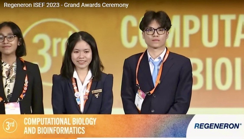 Nguyễn Thị Mai Anh và Nguyễn Bình Giang nhận giải Ba REGENERON ISEF 2023 (Ảnh: Bộ Giáo dục và Đào tạo).