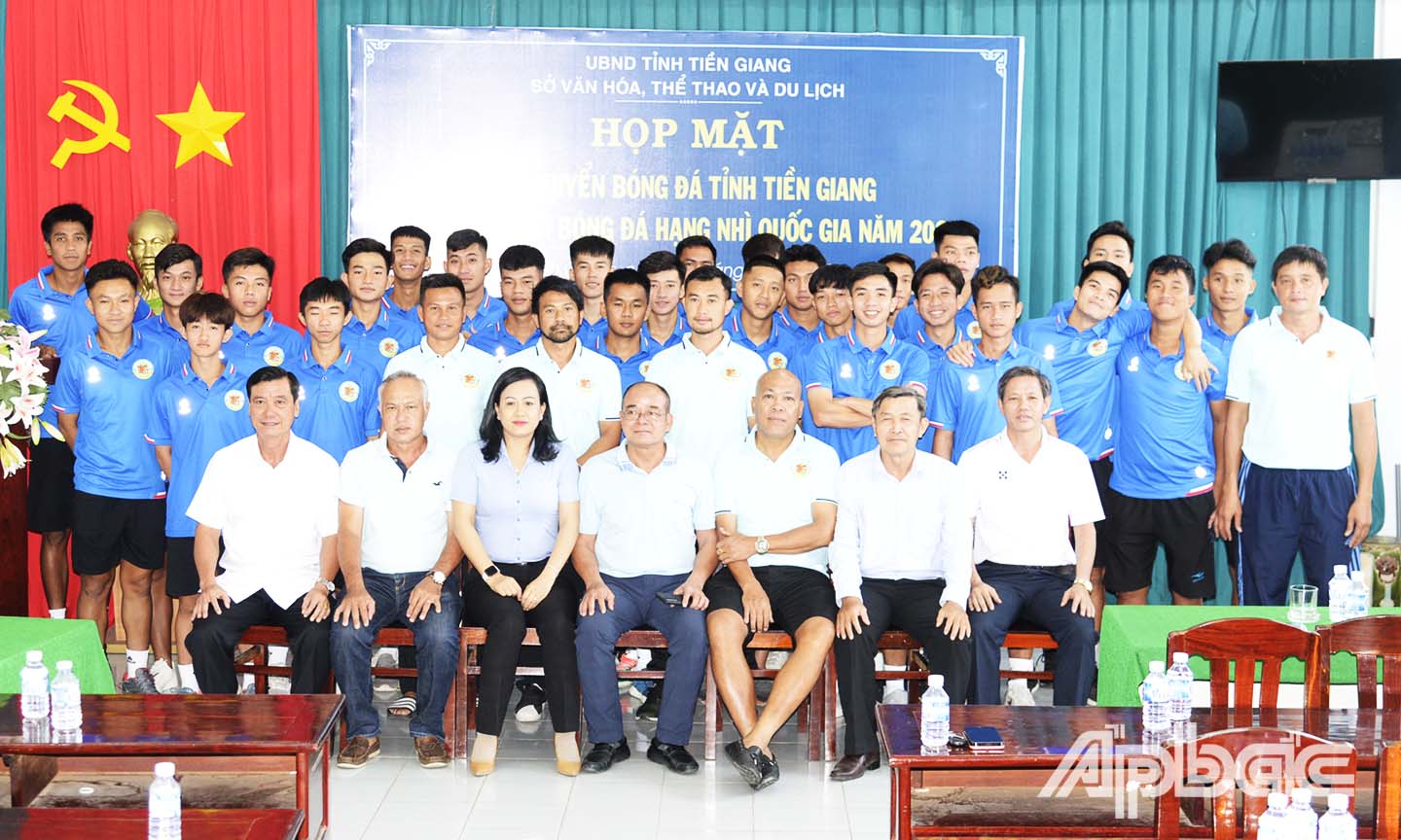 Lãnh đạo Sở VH-TT&DL chụp ảnh lưu niệm cùng nhà tài trợ, ban huấn luyện và các cầu thủ Đội tuyển Bóng đá Tiền Giang.