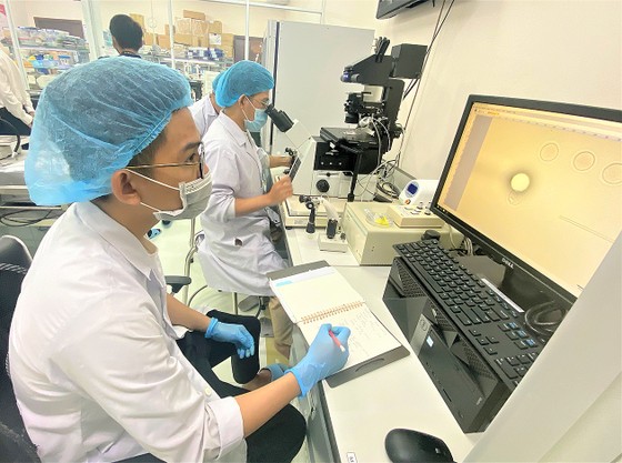 Các học viên cao học ngành Công nghệ sinh học trong tiết học thực hành tại Phòng nghiên cứu gen và tế bào gốc (Trường ĐH Quốc tế - ĐH Quốc gia TPHCM).