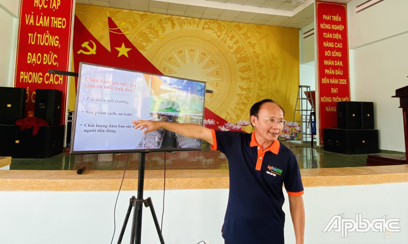 Giáo sư -Tiến sĩ Dương Nguyên Khanghướng dẫn về quy trình của mô hình nuôi “ Ruồi lính đen” từ phụ phẩm nông nghiệp cho người dân