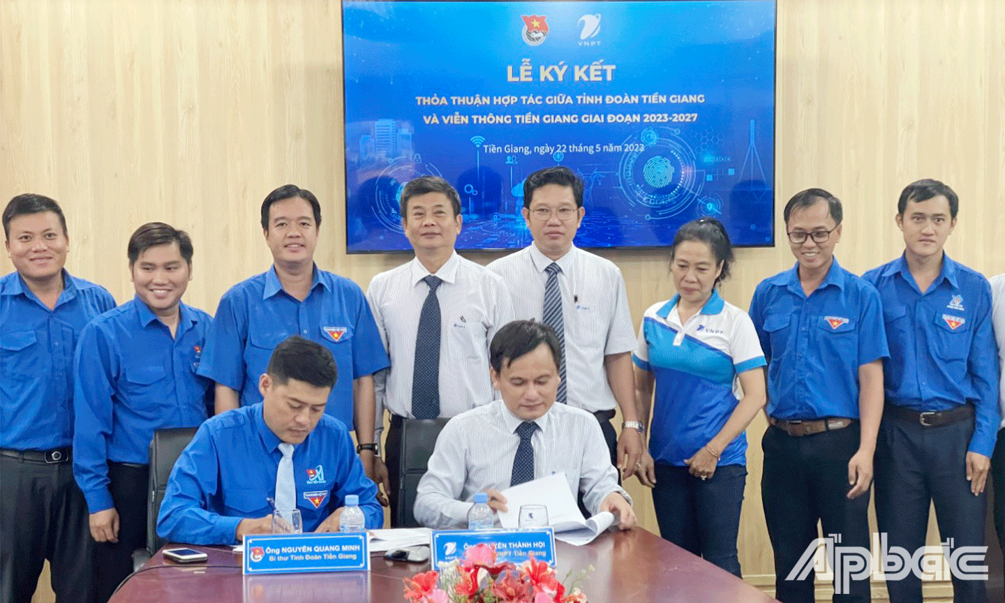 Hai đơn vị thực hiện nghi thức ký hợp tác.