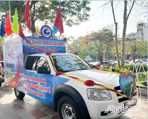 Trang trí xe tuyên truyền cổ động đoạt Huy chương Vàng.