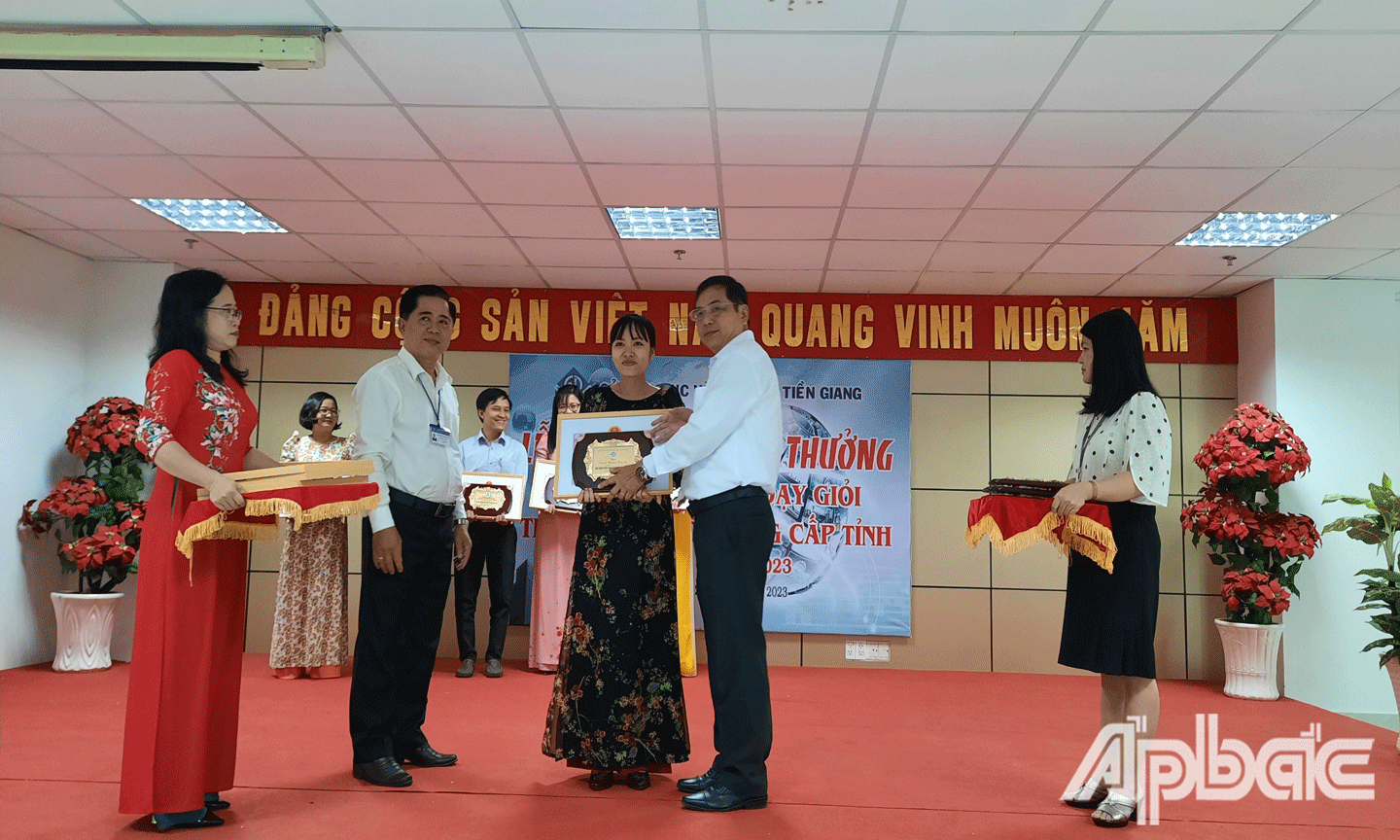 Trao thưởng cho giáo viên đạt thành tích giáo viên dạy giỏi cấp tỉnh THPT. 