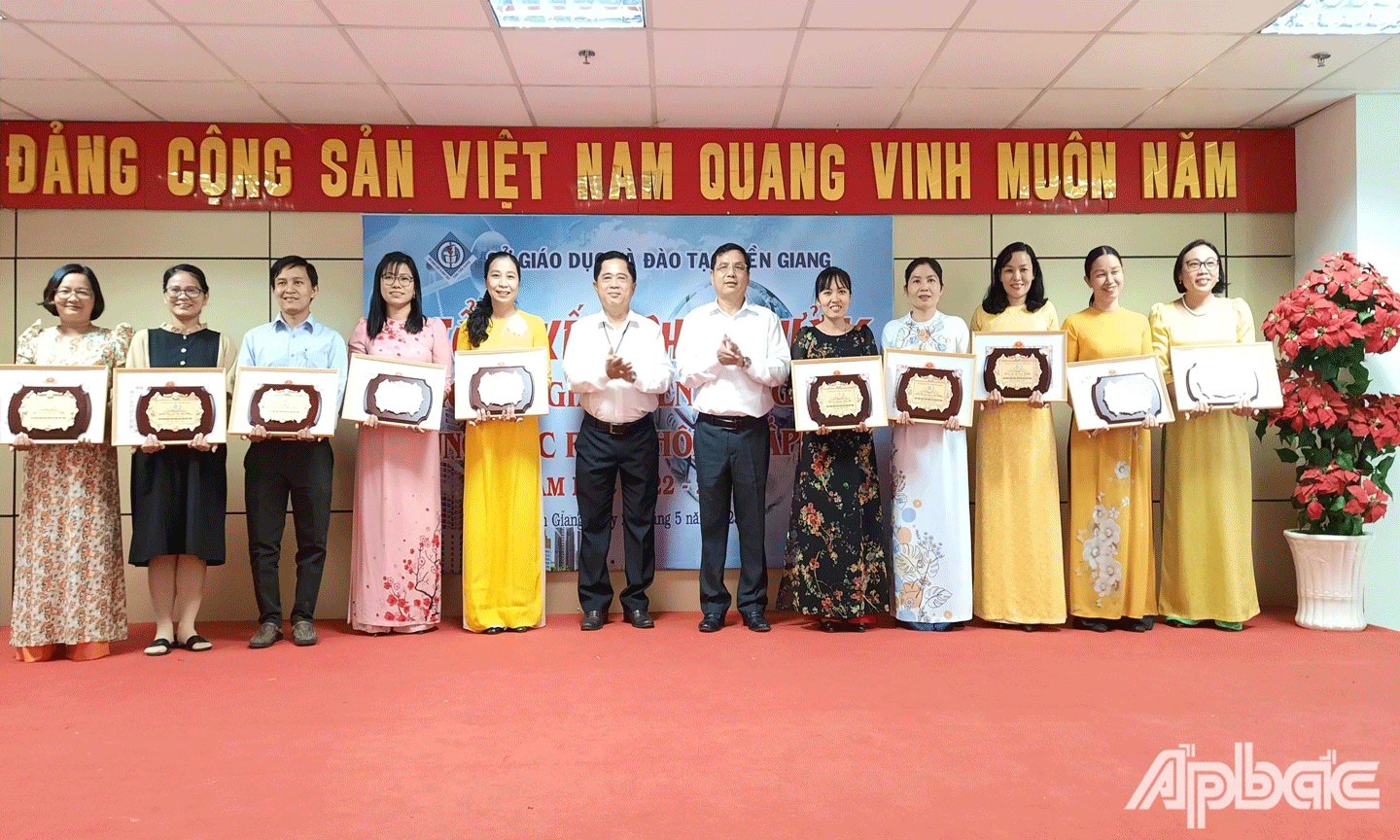 Trao thưởng cho giáo viên. 