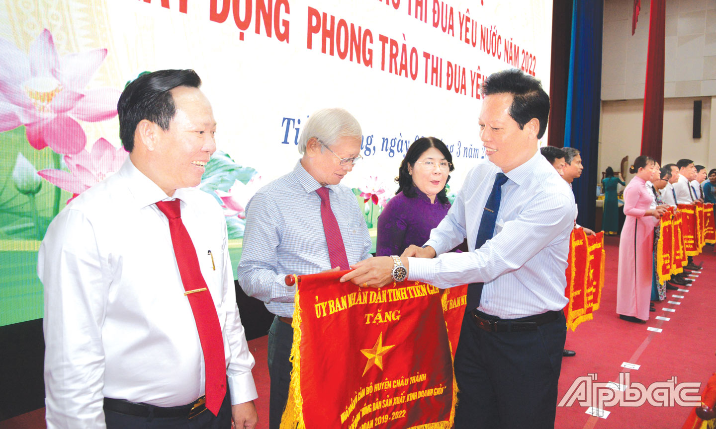 Chủ tịch UBND huyện Châu Thành Huỳnh Văn Bé Hai nhận Cờ thi đua của UBND tỉnh tại Hội nghị tổng kết phong trào  thi đua yêu nước năm 2022.