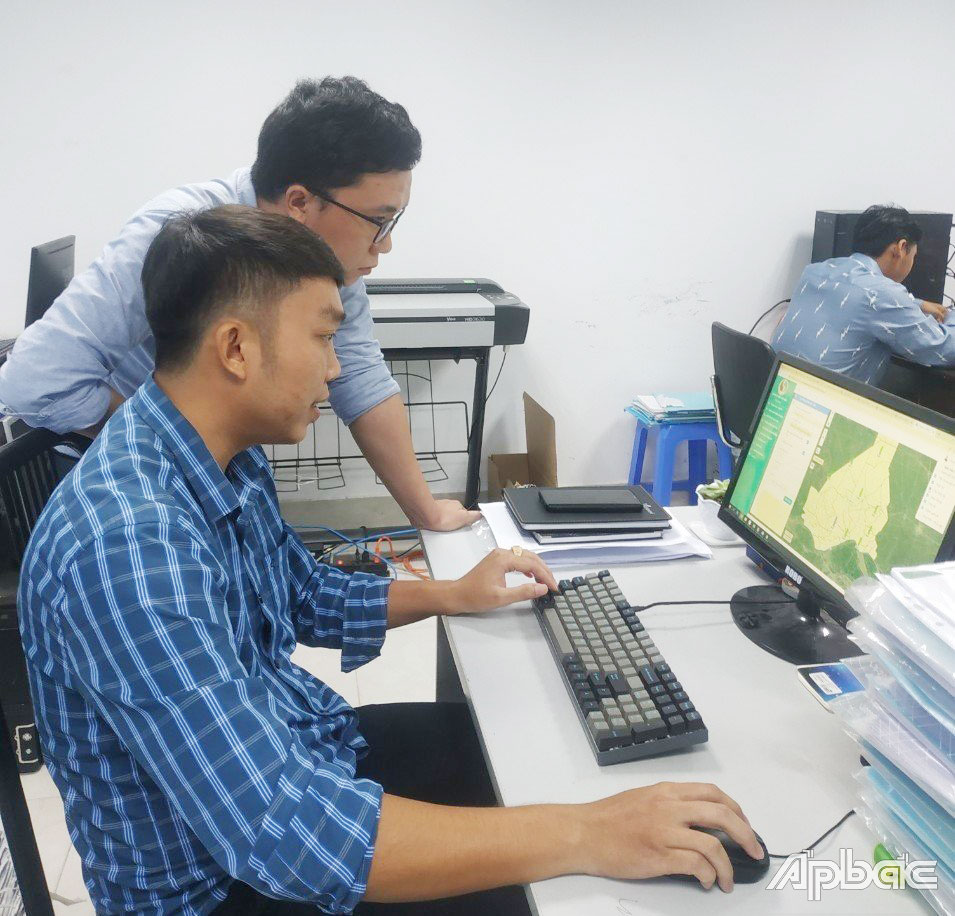 Thời gian qua, Sở TN&MT đẩy mạnh chuyển đổi số dữ liệu về quản lý TN&MT trên địa bàn tỉnh  (Trong ảnh: Theo dõi bản đồ số điểm lấy mẫu nước ở huyện Cái Bè).	 			                                                                       Ảnh: Yến Kha