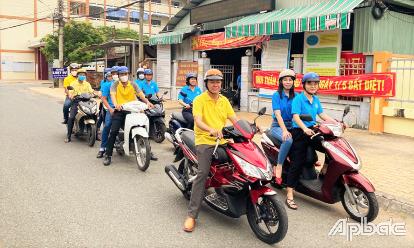 Viên chức BHXH, Bưu điện huyện Châu Thành ra quân tuyên truyền .