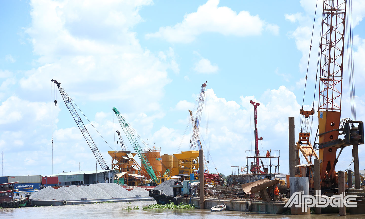 Nguyên vật liệu dự án cầu Rạch Miễu 2 tiếp cận bằng đường thuỷ.