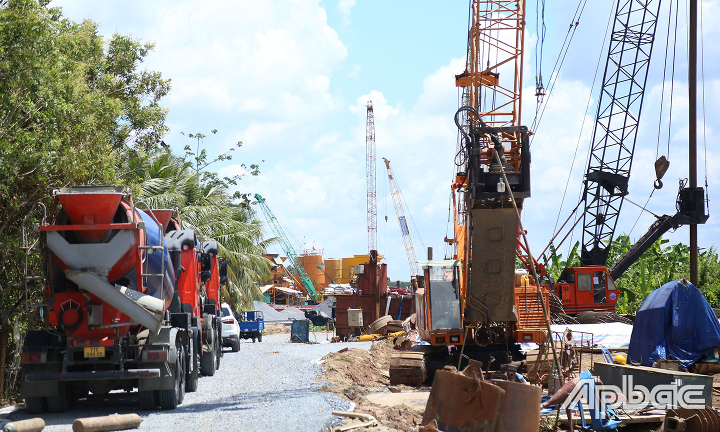 Nhiều xe cấp nguyên liệu phải nằm chờ.