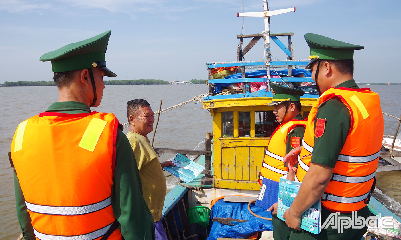 Trạm Kiểm soát Biên phòng Vàm Láng kiểm tra và lồng ghép tuyên truyền cho các chủ phương tiện khai thác thủy sản trên biển.
