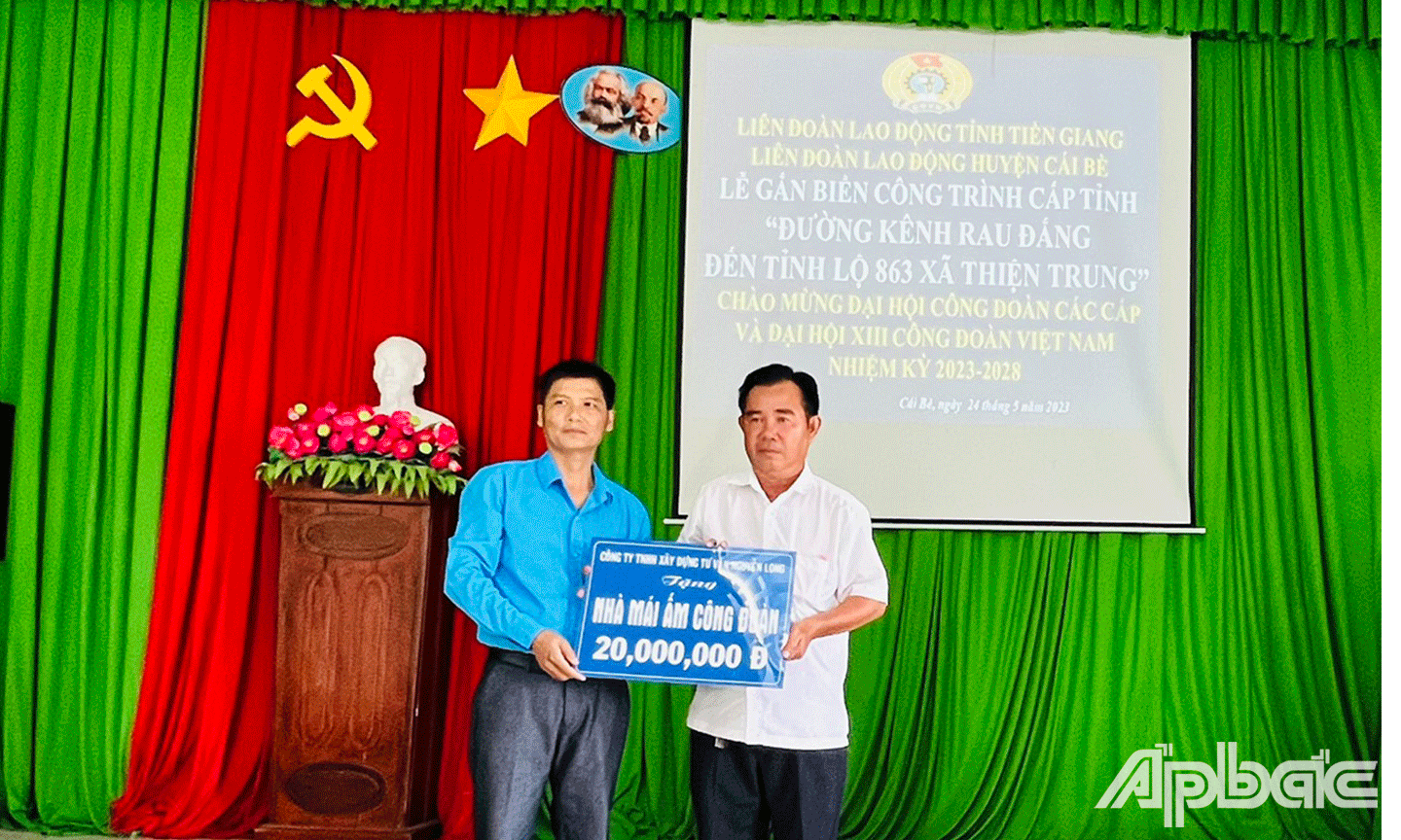 Giám đốc Công ty TNHH Tư vấn Nguyễn Long trao quỹ đóng góp xây dựng Mái Ấm Công đoàn 20 triệu đồng cho CĐCS xã Thiện Trung.