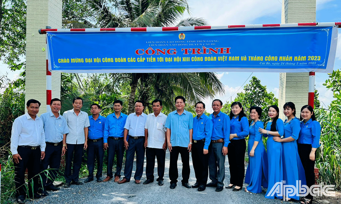 lễ gắn biển công trình “Nâng cấp mở rộng tuyến đường giữa huyện (đoạn kênh Rau đắng đến tỉnh lộ 863, thuộc địa bàn xã Thiện Trung, huyện Cái Bè, tỉnh Tiền Giang).