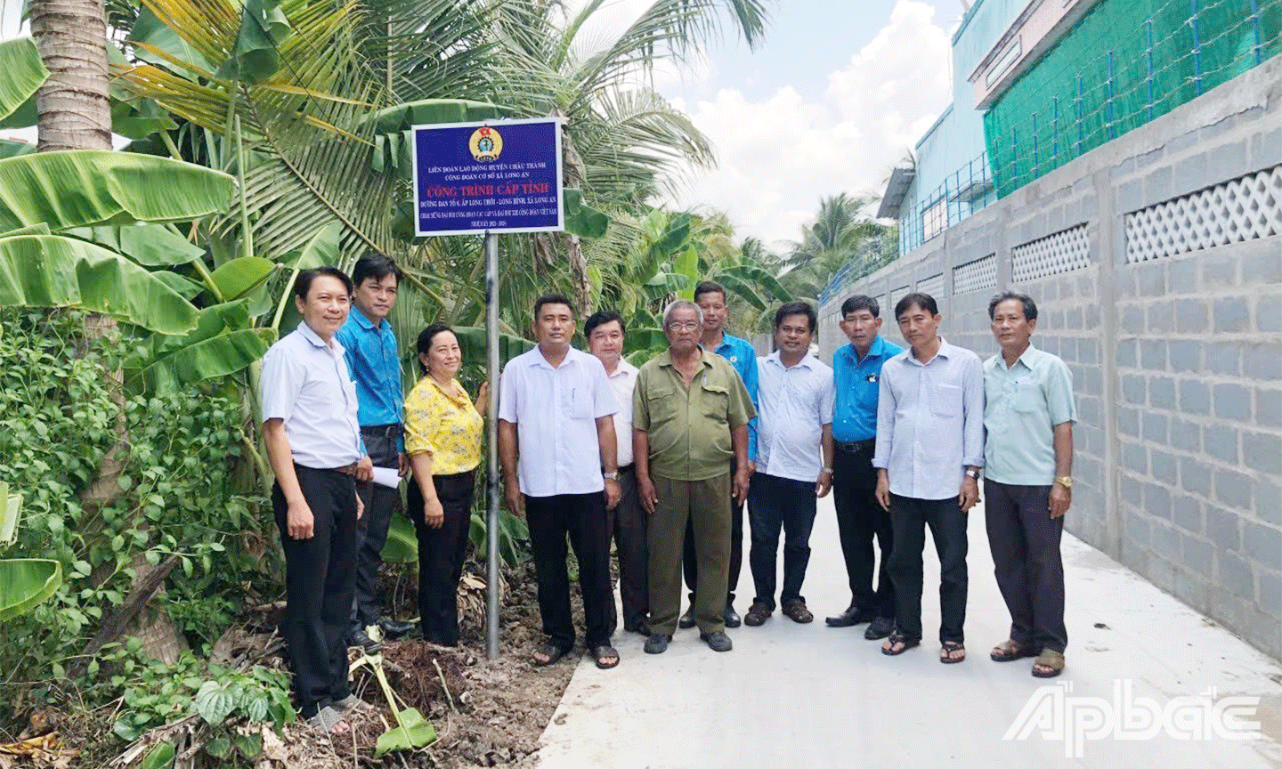 Lễ gắn biển công trình Đường đan Tổ 06, ấp Long Thới – Long Bình, xã Long An.