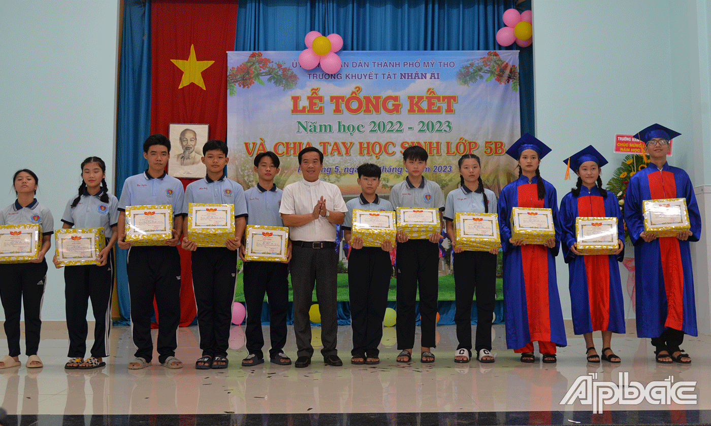 Nhà trường khen thưởng các em học sinh có thành tích tốt trong năm học.