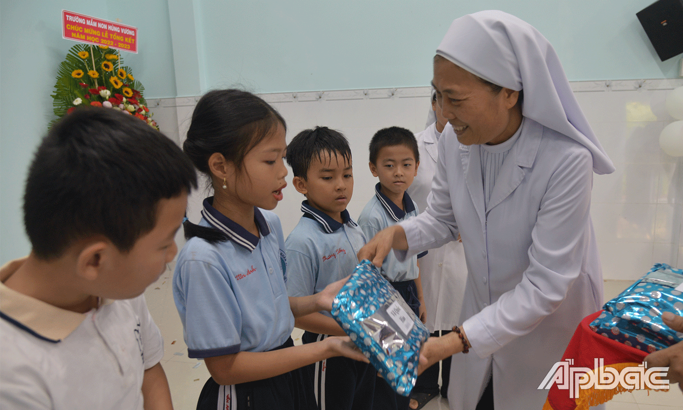 Nhà trường khen thưởng các em học sinh có thành tích tốt trong năm học.