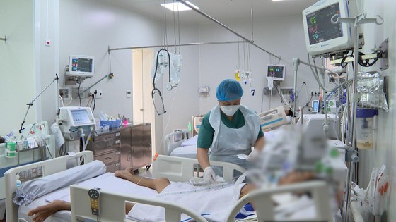 Bác sĩ đang chăm sóc cho bệnh nhân bị ngộ độc botulinum.