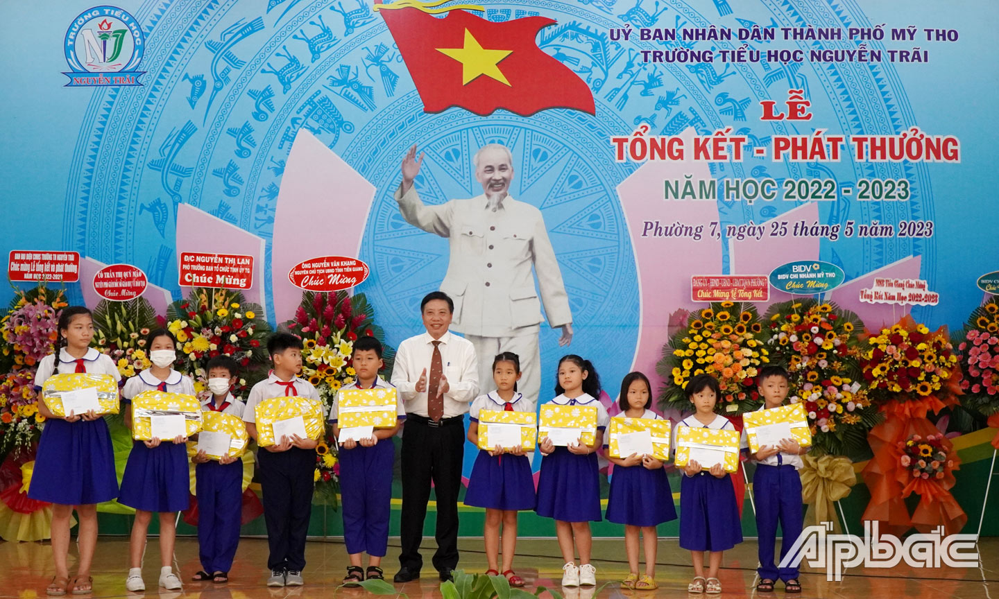 ông Nguyễn Thành Công đã đại diện Tỉnh ủy Tiền Giang trao 10 suất học bổng, mỗi suất 1 triệu đồng cùng phần quà đến các em học sinh vượt khó học tốt, đạt thành tích xuất sắc trong năm học.